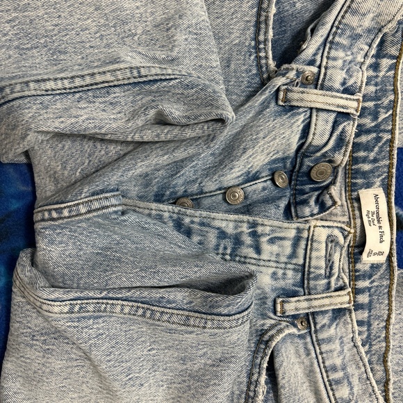 Abercrombie and Fitch Dad Jeans SHORT - Picture 4 of 4